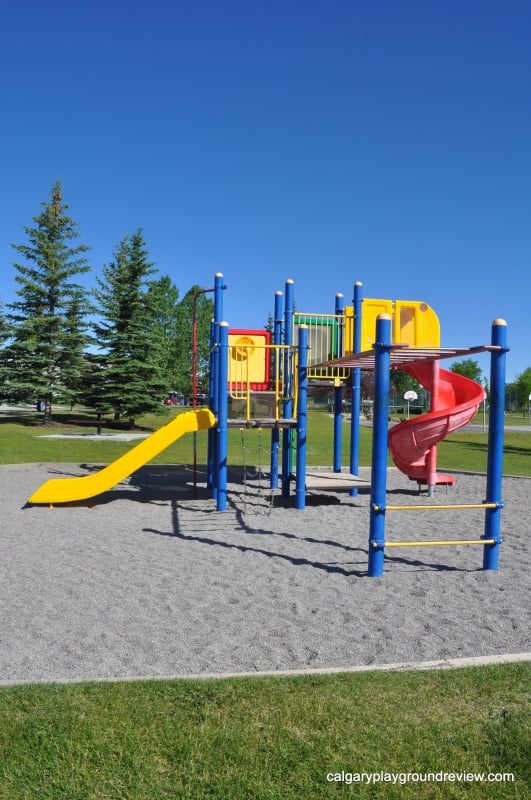 Somerset Spray Park and Playgrounds - calgaryplaygroundreview.com