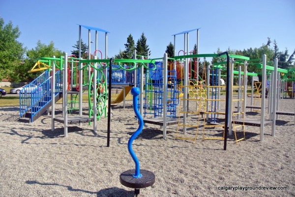 Yellow Slide Playground - Deer Run/Deer Ridge - calgaryplaygroundreview.com