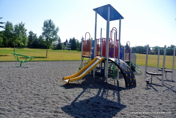 Yellow Slide Playground - Deer Run/Deer Ridge - calgaryplaygroundreview.com