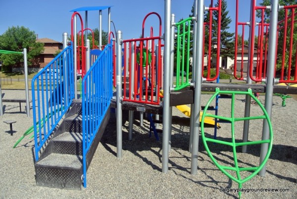 Yellow Slide Playground - Deer Run/Deer Ridge - calgaryplaygroundreview.com