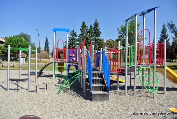 Yellow Slide Playground - Deer Run/Deer Ridge - calgaryplaygroundreview.com