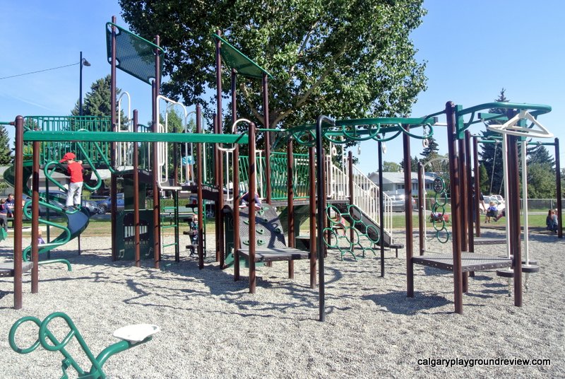 Kingsland 70th Avenue Playground - calgaryplaygroundreview.com