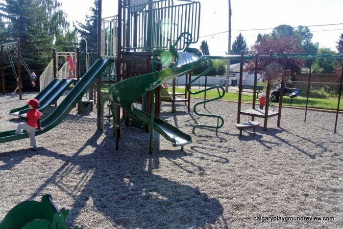  Kingsland 70th Avenue Playground - calgaryplaygroundreview.com
