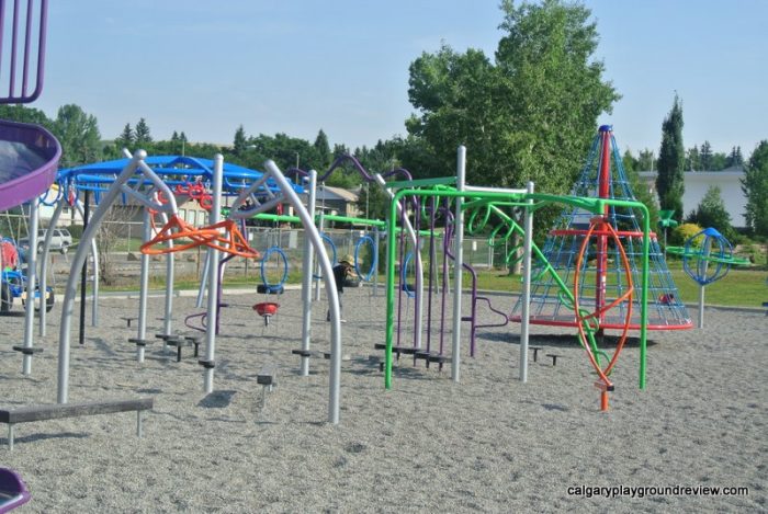 Colingwood School Playground - calgaryplaygroundreview.com