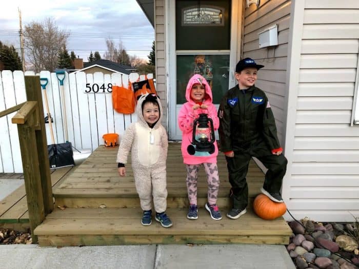 Kids ready to trick or treat